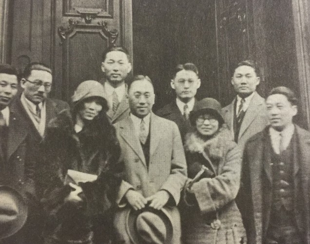 Hyunki Lew (second right of the back row) and Julia Shin (second right of the front row) with Korean students at Boston University, Lew, Gamgyeok ui gusipnyeon: Ninety Years of Inspiration, 29.
