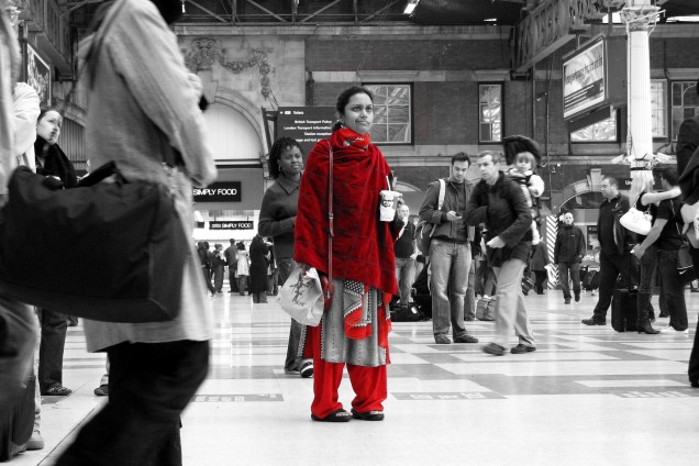 2006-10-14 - United Kingdom - England - London - Victoria - Lost - Cutout - Red - Woman