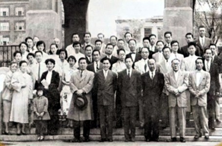 The congregation of the Korean Church of Boston in front of Boston University’s Marsh Chapel in March 1955. Dr. Kwang Lim Koh is pictured holding a hat. Rev. Daesun Park is standing next to him.