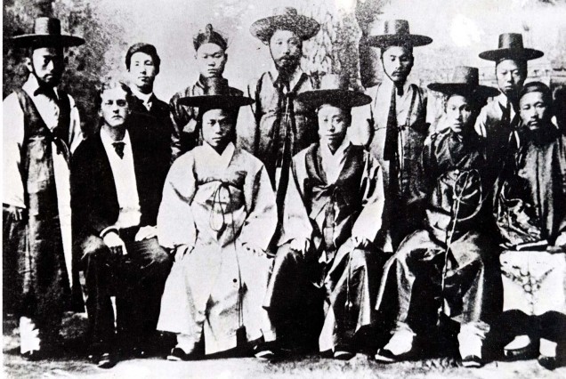  The third person from left in the second row is Yu Kil-Chun.