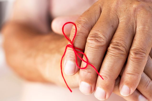 Hands holding a string as a reminder