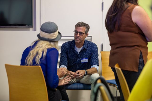 Eric Gordon, seated, speaks to a MISI fellow.