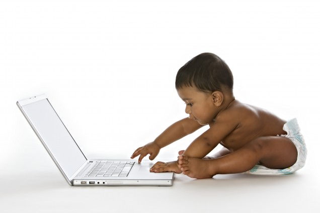 bebé usando una computadora