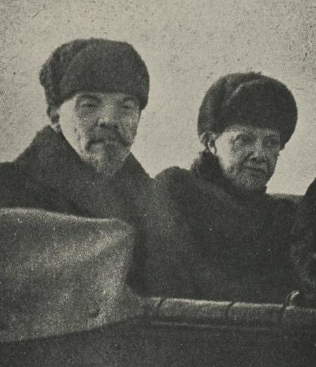 Vladimir-Ilyich-Ulyanov-Lenin-1919-Wife Nadezhda-Krupskaya